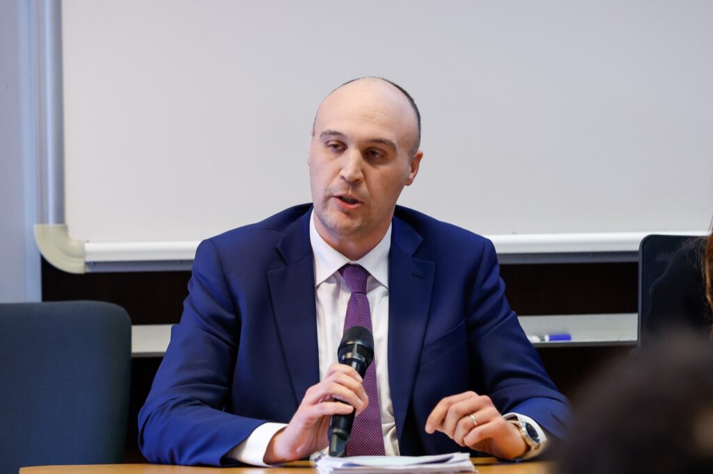L'Avvocato Roberto Tedesco durante un convegno